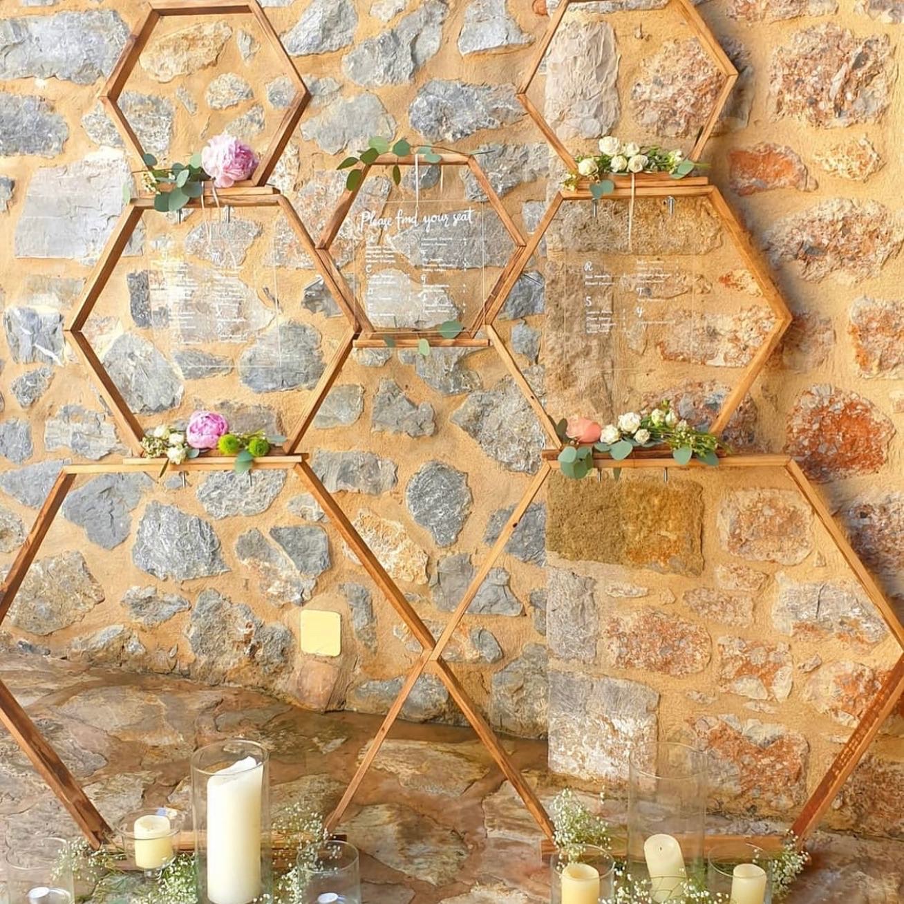 hexagon-seating-plan-decor-and-blooms